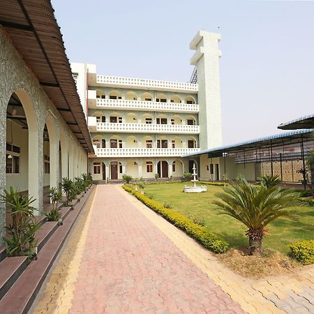 Oyo 10104 Radhika Resort โกตา ภายนอก รูปภาพ